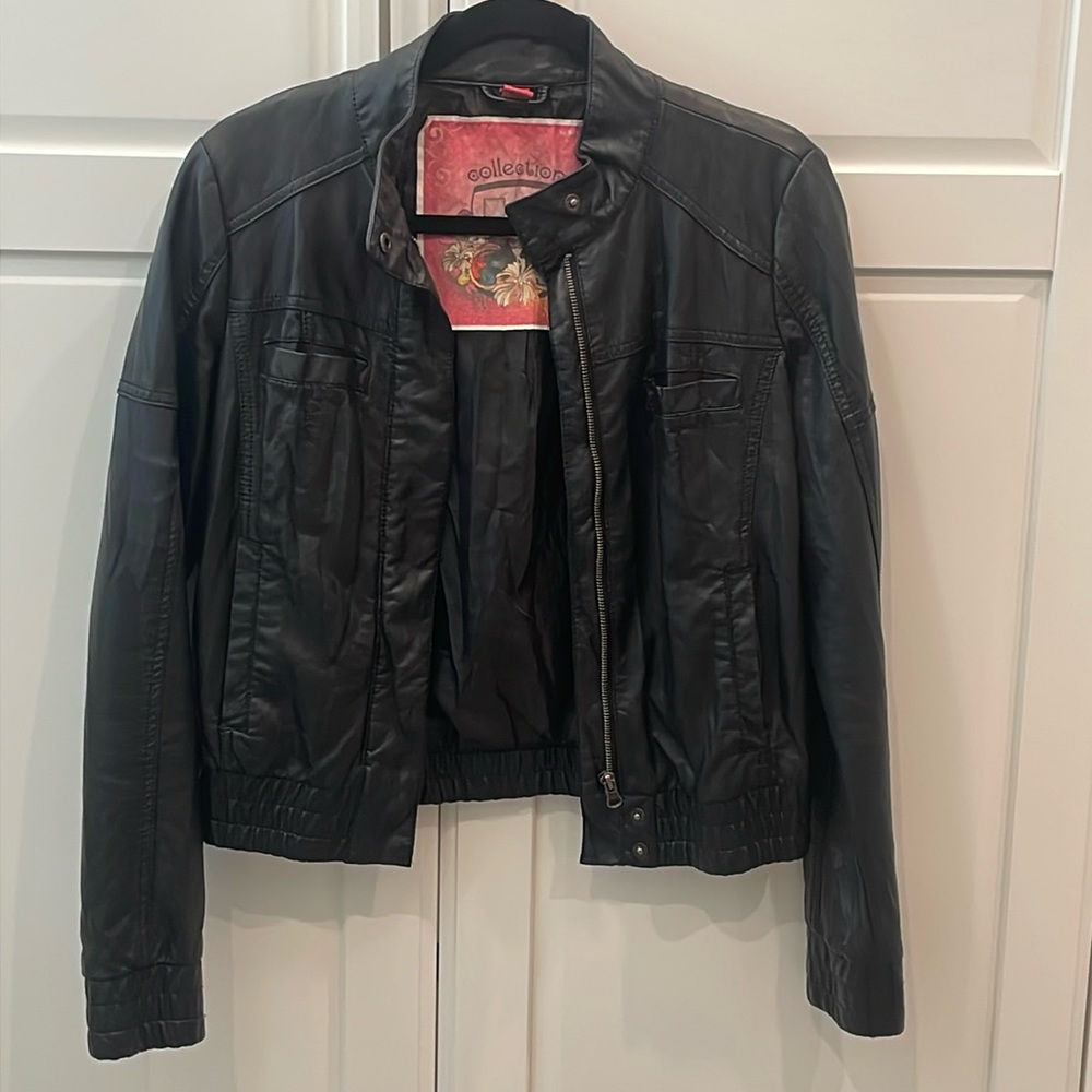 Women’s black motorcycle jacket, like new. Size S